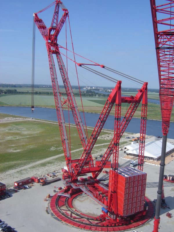 how much weight can the biggest crane lift