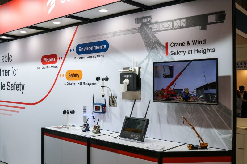 The crane and wind safety solution for heights features wireless anemometer and wireless crane camera