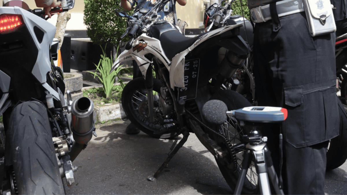 ST-11D is used to measure motorcycle exhaust noise in Indonesia