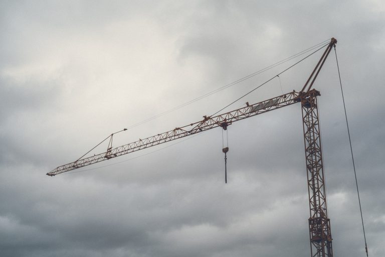 How to Stay Safe When Operating a Crane in Heavy Winds: Devices You Need